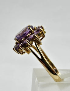 0946: Vintage: 9ct Gold 13 Purple Amethysts Flower Head Ring- lovely cut and colours