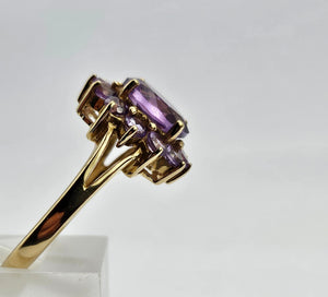 0946: Vintage: 9ct Gold 13 Purple Amethysts Flower Head Ring- lovely cut and colours