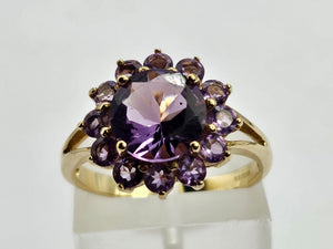 0946: Vintage: 9ct Gold 13 Purple Amethysts Flower Head Ring- lovely cut and colours