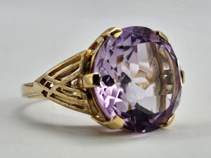 0723: Vintage: Statement: 9ct Gold Round Cut Lilac Amethyst Ring- mature hues, lovely colours