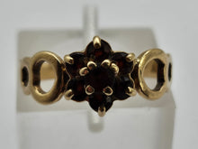 Cargar imagen en el visor de la galería, 0777 9ct Gold garnet date mark 1979
