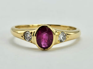 0794:Vintage: 18ct Gold Ruby (0.79ct) Twin Diamonds (0.32ct) Ring- classic beauty, good weight