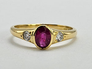 0794:Vintage: 18ct Gold Ruby (0.79ct) Twin Diamonds (0.32ct) Ring- classic beauty, good weight