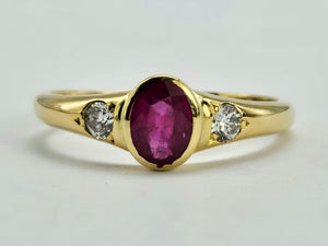 0794:Vintage: 18ct Gold Ruby (0.79ct) Twin Diamonds (0.32ct) Ring- classic beauty, good weight