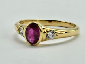 0794:Vintage: 18ct Gold Ruby (0.79ct) Twin Diamonds (0.32ct) Ring- classic beauty, good weight