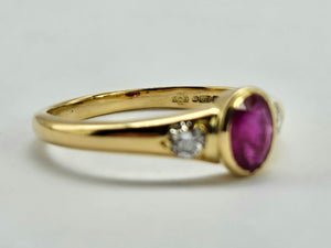 0794:Vintage: 18ct Gold Ruby (0.79ct) Twin Diamonds (0.32ct) Ring- classic beauty, good weight