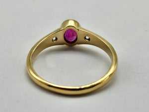 0794:Vintage: 18ct Gold Ruby (0.79ct) Twin Diamonds (0.32ct) Ring- classic beauty, good weight