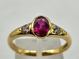 0794:Vintage: 18ct Gold Ruby (0.79ct) Twin Diamonds (0.32ct) Ring- classic beauty, good weight