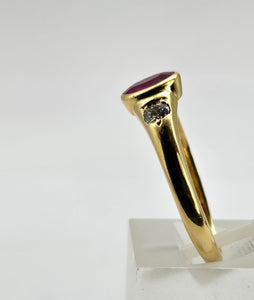 0794:Vintage: 18ct Gold Ruby (0.79ct) Twin Diamonds (0.32ct) Ring- classic beauty, good weight