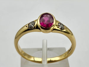 0794:Vintage: 18ct Gold Ruby (0.79ct) Twin Diamonds (0.32ct) Ring- classic beauty, good weight