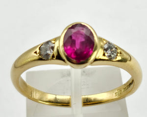 0794:Vintage: 18ct Gold Ruby (0.79ct) Twin Diamonds (0.32ct) Ring- classic beauty, good weight