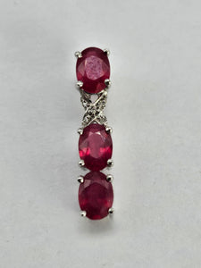 0904: Vintage: 9ct White Gold Rubies Diamonds Pendant- elegant,, eye catcher