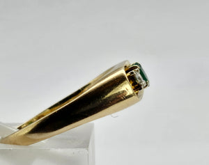 0910: Vintage: 18ct Gold Art Deco Emerald Diamonds Stacker/Dress Ring- lovely symmetry