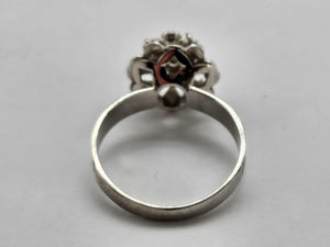 0797: Vintage: 18ct White Gold Round Cut Diamonds Flower Head Ring- Date =-Mark 1974