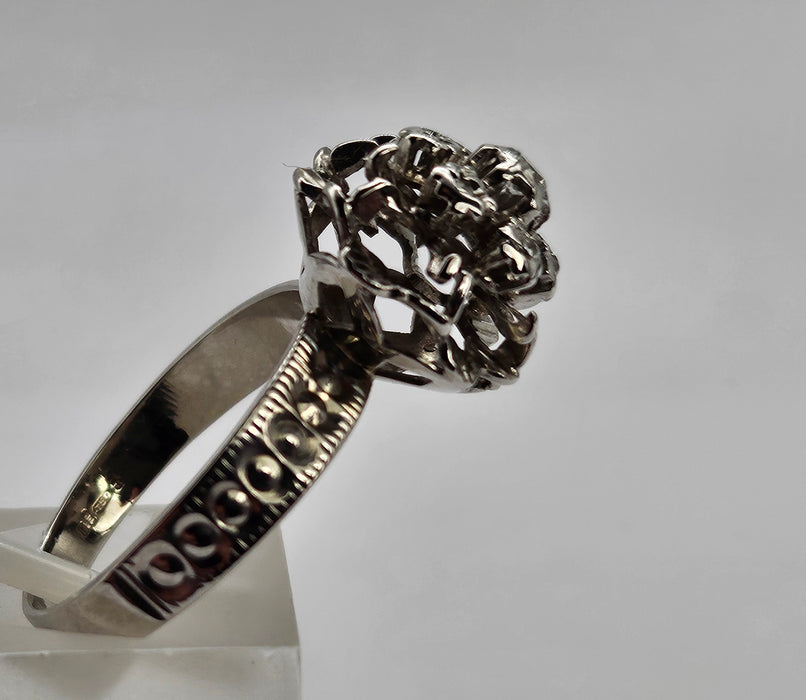 0797: Vintage: 18ct White Gold Round Cut Diamonds Flower Head Ring- Date =-Mark 1974