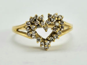 0860: Vintage: 18ct Gold 28 Diamonds Heart- Set Ring- love, cute, sparkling