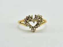 Cargar imagen en el visor de la galería, 0860: Vintage: 18ct Gold 28 Diamonds Heart- Set Ring- love, cute, sparkling
