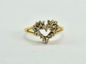 0860: Vintage: 18ct Gold 28 Diamonds Heart- Set Ring- love, cute, sparkling