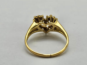 0860: Vintage: 18ct Gold 28 Diamonds Heart- Set Ring- love, cute, sparkling