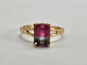 0940: Vintage; Rare: 14ct Gold Bi- Colour "Watermelon" Tourmaline Ring