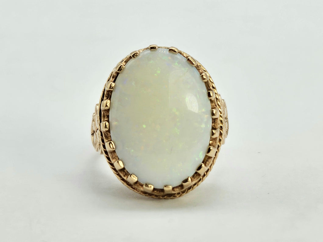 0968: Vintage: 9ct Gold Large Cabochon White Opal Ring- Date- Mark 1979