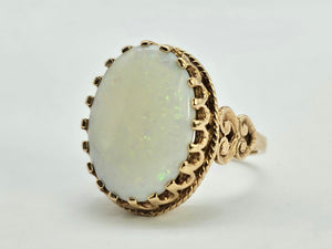 0968: Vintage: 9ct Gold Large Cabochon White Opal Ring- Date- Mark 1979