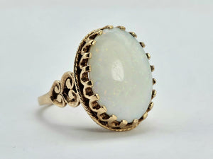 0968: Vintage: 9ct Gold Large Cabochon White Opal Ring- Date- Mark 1979