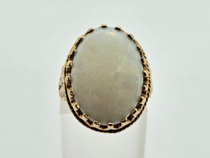 0968: Vintage: 9ct Gold Large Cabochon White Opal Ring- Date- Mark 1979