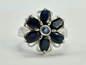 1027: Vintage; 9ct White Gold Blues Sapphires Flower Head Ring- lovely cut and colours,