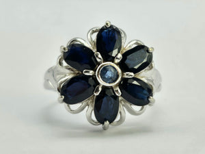 1027: Vintage; 9ct White Gold Blues Sapphires Flower Head Ring- lovely cut and colours,