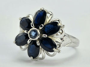 1027: Vintage; 9ct White Gold Blues Sapphires Flower Head Ring- lovely cut and colours,