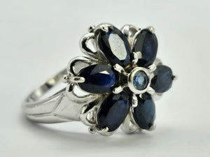 1027: Vintage; 9ct White Gold Blues Sapphires Flower Head Ring- lovely cut and colours,