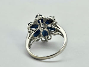 1027: Vintage; 9ct White Gold Blues Sapphires Flower Head Ring- lovely cut and colours,