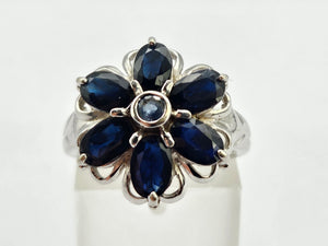 1027: Vintage; 9ct White Gold Blues Sapphires Flower Head Ring- lovely cut and colours,