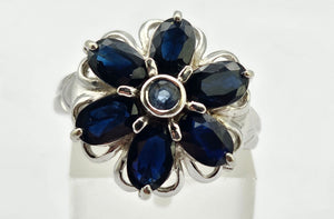 1027: Vintage; 9ct White Gold Blues Sapphires Flower Head Ring- lovely cut and colours,