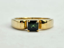 Load image into Gallery viewer, 1035: Vintage: 9ct Gold Princess Cut Green Garnet Solitaire Ring- gorgeous colour
