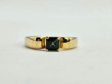 Load image into Gallery viewer, 1035: Vintage: 9ct Gold Princess Cut Green Garnet Solitaire Ring- gorgeous colour
