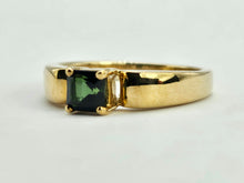 Load image into Gallery viewer, 1035: Vintage: 9ct Gold Princess Cut Green Garnet Solitaire Ring- gorgeous colour
