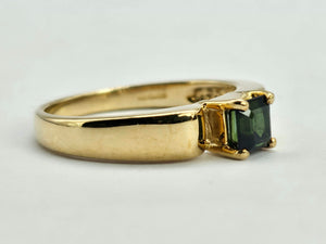 1035: Vintage: 9ct Gold Princess Cut Green Garnet Solitaire Ring- gorgeous colour