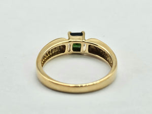 1035: Vintage: 9ct Gold Princess Cut Green Garnet Solitaire Ring- gorgeous colour