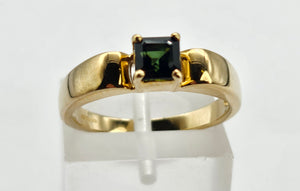 1035: Vintage: 9ct Gold Princess Cut Green Garnet Solitaire Ring- gorgeous colour