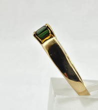 Load image into Gallery viewer, 1035: Vintage: 9ct Gold Princess Cut Green Garnet Solitaire Ring- gorgeous colour
