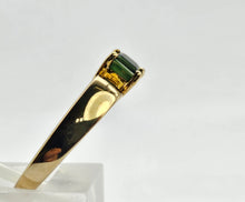 Load image into Gallery viewer, 1035: Vintage: 9ct Gold Princess Cut Green Garnet Solitaire Ring- gorgeous colour
