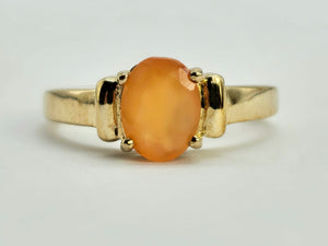 1277: Vintage: 9ct Gold Fire Opal Solitaire Ring- striking colours