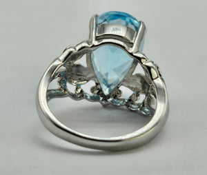 1325: Vintage: Dramatic: 9ct White Gold Large Swiss Blue Topaz Cocktail Ring