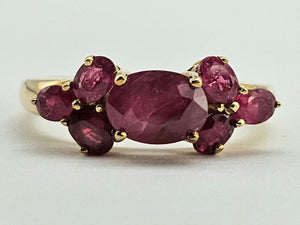 1291: Vintage: 9ct Gold 7 Raspberry Rubies Geometric Set Dress Ring- lovely symmetry