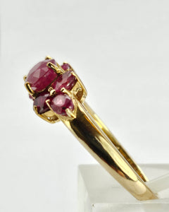 1291: Vintage: 9ct Gold 7 Raspberry Rubies Geometric Set Dress Ring- lovely symmetry