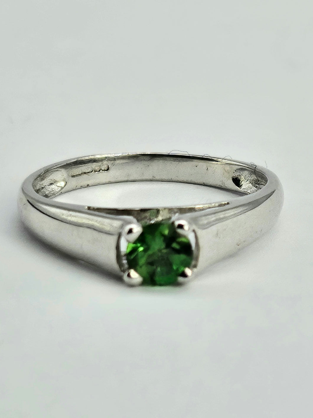 1320: Vintage: 9ct White Gold Demantoid Garnet Solitaire Ring- superb