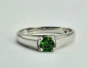 1320: Vintage: 9ct White Gold Demantoid Garnet Solitaire Ring- superb