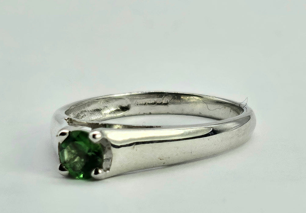 6515 Vintage: 9ct White Gold Demantoid Garnet Solitaire Ring